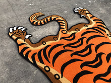 画像をギャラリービューアに読み込む, XL 501 HI-GRADE TIBETAN TIGER RUG ★ GENUINE TIBET WOOL ★ 100 KNOT HANDMADE  (180 × 90 cm)  HIMALAYAN ORANGE / 高级 西藏虎地毯  西藏羊毛 超大号 尼泊尔制造 手工艺品 门垫 / ハイグレード チベタンタイガーラグ 特大 本物 チベットウール製 カーペット ヒマラヤンオレンジ チベット絨毯 ネパール産 ハンドメイド 高級絨毯 インテリアマット