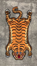 画像をギャラリービューアに読み込む, L 302 HI-GRADE TIBETAN TIGER RUG ★ GENUINE TIBET WOOL ★ 100 KNOT HANDMADE (140 × 70 cm)  HIMALAYAN ORANGE / 高级 西藏虎地毯  西藏羊毛 大号 尼泊尔制造 手工艺品 门垫 / ハイグレード チベタンタイガーラグ 大 本物 チベットウール製 カーペット ヒマラヤンオレンジ チベット絨毯 ネパール産 ハンドメイド 高級絨毯 インテリアマット