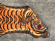 画像をギャラリービューアに読み込む, L 302 HI-GRADE TIBETAN TIGER RUG ★ GENUINE TIBET WOOL ★ 100 KNOT HANDMADE (140 × 70 cm)  HIMALAYAN ORANGE / 高级 西藏虎地毯  西藏羊毛 大号 尼泊尔制造 手工艺品 门垫 / ハイグレード チベタンタイガーラグ 大 本物 チベットウール製 カーペット ヒマラヤンオレンジ チベット絨毯 ネパール産 ハンドメイド 高級絨毯 インテリアマット
