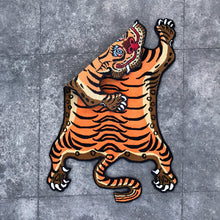 画像をギャラリービューアに読み込む, S_201 HI-GRADE TIBETAN TIGER RUG ★ GENUINE TIBET WOOL ★ 100 KNOT HANDMADE S size  (3 × 2 ft , 90 × 60 cm)  HIMALAYAN ORANGE / 高级 西藏虎地毯  西藏羊毛 小号 尼泊尔制造 手工艺品 门垫 / ハイグレード チベタンタイガーラグ 小 本物 チベットウール製 カーペット ヒマラヤンオレンジ チベット絨毯 ネパール産 ハンドメイド 高級絨毯 インテリア 玄関マット
