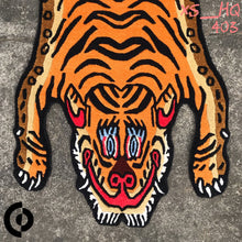 画像をギャラリービューアに読み込む, XS_403 HI-GRADE TIBETAN TIGER RUG ★ GENUINE TIBET WOOL ★ 100 KNOT ★ HANDMADE XS size  (1.5 × 2.5 ft , 75 × 45 cm)  HIMALAYAN ORANGE / 高级 西藏虎地毯  西藏羊毛 加小号 尼泊尔制造 手工艺品 门垫 / ハイグレード チベタンタイガーラグ 特小 本物 チベットウール製 カーペット ヒマラヤンオレンジ チベット絨毯 ネパール産 ハンドメイド 高級絨毯 インテリア 玄関マット
