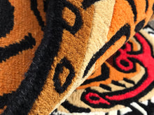 画像をギャラリービューアに読み込む, XS_402 HI-GRADE TIBETAN TIGER RUG ★ GENUINE TIBET WOOL ★ 100 KNOT ★ HANDMADE XS size  (1.5 × 2.5 ft , 75 × 45 cm)  HIMALAYAN ORANGE / 高级 西藏虎地毯  西藏羊毛 加小号 尼泊尔制造 手工艺品 门垫 / ハイグレード チベタンタイガーラグ 特小 本物 チベットウール製 カーペット ヒマラヤンオレンジ チベット絨毯 ネパール産 ハンドメイド 高級絨毯 インテリア 玄関マット