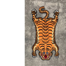 画像をギャラリービューアに読み込む, L 302 HI-GRADE TIBETAN TIGER RUG ★ GENUINE TIBET WOOL ★ 100 KNOT HANDMADE (140 × 70 cm)  HIMALAYAN ORANGE / 高级 西藏虎地毯  西藏羊毛 大号 尼泊尔制造 手工艺品 门垫 / ハイグレード チベタンタイガーラグ 大 本物 チベットウール製 カーペット ヒマラヤンオレンジ チベット絨毯 ネパール産 ハンドメイド 高級絨毯 インテリアマット