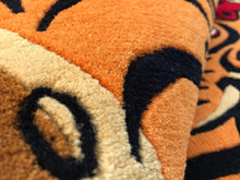 画像をギャラリービューアに読み込む, L 302 HI-GRADE TIBETAN TIGER RUG ★ GENUINE TIBET WOOL ★ 100 KNOT HANDMADE (140 × 70 cm)  HIMALAYAN ORANGE / 高级 西藏虎地毯  西藏羊毛 大号 尼泊尔制造 手工艺品 门垫 / ハイグレード チベタンタイガーラグ 大 本物 チベットウール製 カーペット ヒマラヤンオレンジ チベット絨毯 ネパール産 ハンドメイド 高級絨毯 インテリアマット