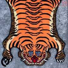 画像をギャラリービューアに読み込む, S_201 HI-GRADE TIBETAN TIGER RUG ★ GENUINE TIBET WOOL ★ 100 KNOT HANDMADE S size  (3 × 2 ft , 90 × 60 cm)  HIMALAYAN ORANGE / 高级 西藏虎地毯  西藏羊毛 小号 尼泊尔制造 手工艺品 门垫 / ハイグレード チベタンタイガーラグ 小 本物 チベットウール製 カーペット ヒマラヤンオレンジ チベット絨毯 ネパール産 ハンドメイド 高級絨毯 インテリア 玄関マット