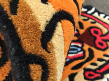 画像をギャラリービューアに読み込む, XS_403 HI-GRADE TIBETAN TIGER RUG ★ GENUINE TIBET WOOL ★ 100 KNOT ★ HANDMADE XS size  (1.5 × 2.5 ft , 75 × 45 cm)  HIMALAYAN ORANGE / 高级 西藏虎地毯  西藏羊毛 加小号 尼泊尔制造 手工艺品 门垫 / ハイグレード チベタンタイガーラグ 特小 本物 チベットウール製 カーペット ヒマラヤンオレンジ チベット絨毯 ネパール産 ハンドメイド 高級絨毯 インテリア 玄関マット