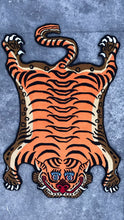 画像をギャラリービューアに読み込む, S_201 HI-GRADE TIBETAN TIGER RUG ★ GENUINE TIBET WOOL ★ 100 KNOT HANDMADE S size  (3 × 2 ft , 90 × 60 cm)  HIMALAYAN ORANGE / 高级 西藏虎地毯  西藏羊毛 小号 尼泊尔制造 手工艺品 门垫 / ハイグレード チベタンタイガーラグ 小 本物 チベットウール製 カーペット ヒマラヤンオレンジ チベット絨毯 ネパール産 ハンドメイド 高級絨毯 インテリア 玄関マット