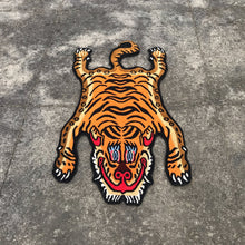 画像をギャラリービューアに読み込む, XS_403 HI-GRADE TIBETAN TIGER RUG ★ GENUINE TIBET WOOL ★ 100 KNOT ★ HANDMADE XS size  (1.5 × 2.5 ft , 75 × 45 cm)  HIMALAYAN ORANGE / 高级 西藏虎地毯  西藏羊毛 加小号 尼泊尔制造 手工艺品 门垫 / ハイグレード チベタンタイガーラグ 特小 本物 チベットウール製 カーペット ヒマラヤンオレンジ チベット絨毯 ネパール産 ハンドメイド 高級絨毯 インテリア 玄関マット