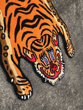 画像をギャラリービューアに読み込む, XS_402 HI-GRADE TIBETAN TIGER RUG ★ GENUINE TIBET WOOL ★ 100 KNOT ★ HANDMADE XS size  (1.5 × 2.5 ft , 75 × 45 cm)  HIMALAYAN ORANGE / 高级 西藏虎地毯  西藏羊毛 加小号 尼泊尔制造 手工艺品 门垫 / ハイグレード チベタンタイガーラグ 特小 本物 チベットウール製 カーペット ヒマラヤンオレンジ チベット絨毯 ネパール産 ハンドメイド 高級絨毯 インテリア 玄関マット