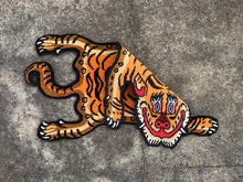 画像をギャラリービューアに読み込む, XS_402 HI-GRADE TIBETAN TIGER RUG ★ GENUINE TIBET WOOL ★ 100 KNOT ★ HANDMADE XS size  (1.5 × 2.5 ft , 75 × 45 cm)  HIMALAYAN ORANGE / 高级 西藏虎地毯  西藏羊毛 加小号 尼泊尔制造 手工艺品 门垫 / ハイグレード チベタンタイガーラグ 特小 本物 チベットウール製 カーペット ヒマラヤンオレンジ チベット絨毯 ネパール産 ハンドメイド 高級絨毯 インテリア 玄関マット