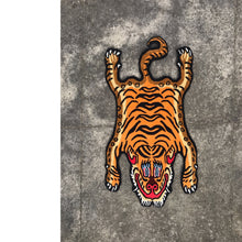 画像をギャラリービューアに読み込む, XS_403 HI-GRADE TIBETAN TIGER RUG ★ GENUINE TIBET WOOL ★ 100 KNOT ★ HANDMADE XS size  (1.5 × 2.5 ft , 75 × 45 cm)  HIMALAYAN ORANGE / 高级 西藏虎地毯  西藏羊毛 加小号 尼泊尔制造 手工艺品 门垫 / ハイグレード チベタンタイガーラグ 特小 本物 チベットウール製 カーペット ヒマラヤンオレンジ チベット絨毯 ネパール産 ハンドメイド 高級絨毯 インテリア 玄関マット