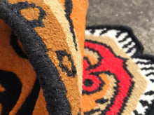画像をギャラリービューアに読み込む, XS_402 HI-GRADE TIBETAN TIGER RUG ★ GENUINE TIBET WOOL ★ 100 KNOT ★ HANDMADE XS size  (1.5 × 2.5 ft , 75 × 45 cm)  HIMALAYAN ORANGE / 高级 西藏虎地毯  西藏羊毛 加小号 尼泊尔制造 手工艺品 门垫 / ハイグレード チベタンタイガーラグ 特小 本物 チベットウール製 カーペット ヒマラヤンオレンジ チベット絨毯 ネパール産 ハンドメイド 高級絨毯 インテリア 玄関マット
