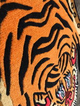 画像をギャラリービューアに読み込む, XS_403 HI-GRADE TIBETAN TIGER RUG ★ GENUINE TIBET WOOL ★ 100 KNOT ★ HANDMADE XS size  (1.5 × 2.5 ft , 75 × 45 cm)  HIMALAYAN ORANGE / 高级 西藏虎地毯  西藏羊毛 加小号 尼泊尔制造 手工艺品 门垫 / ハイグレード チベタンタイガーラグ 特小 本物 チベットウール製 カーペット ヒマラヤンオレンジ チベット絨毯 ネパール産 ハンドメイド 高級絨毯 インテリア 玄関マット