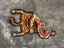 画像をギャラリービューアに読み込む, XS_403 HI-GRADE TIBETAN TIGER RUG ★ GENUINE TIBET WOOL ★ 100 KNOT ★ HANDMADE XS size  (1.5 × 2.5 ft , 75 × 45 cm)  HIMALAYAN ORANGE / 高级 西藏虎地毯  西藏羊毛 加小号 尼泊尔制造 手工艺品 门垫 / ハイグレード チベタンタイガーラグ 特小 本物 チベットウール製 カーペット ヒマラヤンオレンジ チベット絨毯 ネパール産 ハンドメイド 高級絨毯 インテリア 玄関マット