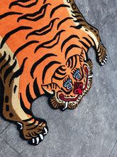 画像をギャラリービューアに読み込む, S_201 HI-GRADE TIBETAN TIGER RUG ★ GENUINE TIBET WOOL ★ 100 KNOT HANDMADE S size  (3 × 2 ft , 90 × 60 cm)  HIMALAYAN ORANGE / 高级 西藏虎地毯  西藏羊毛 小号 尼泊尔制造 手工艺品 门垫 / ハイグレード チベタンタイガーラグ 小 本物 チベットウール製 カーペット ヒマラヤンオレンジ チベット絨毯 ネパール産 ハンドメイド 高級絨毯 インテリア 玄関マット