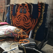 画像をギャラリービューアに読み込む, L 302 HI-GRADE TIBETAN TIGER RUG ★ GENUINE TIBET WOOL ★ 100 KNOT HANDMADE (140 × 70 cm)  HIMALAYAN ORANGE / 高级 西藏虎地毯  西藏羊毛 大号 尼泊尔制造 手工艺品 门垫 / ハイグレード チベタンタイガーラグ 大 本物 チベットウール製 カーペット ヒマラヤンオレンジ チベット絨毯 ネパール産 ハンドメイド 高級絨毯 インテリアマット