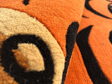 画像をギャラリービューアに読み込む, XL 501 HI-GRADE TIBETAN TIGER RUG ★ GENUINE TIBET WOOL ★ 100 KNOT HANDMADE  (180 × 90 cm)  HIMALAYAN ORANGE / 高级 西藏虎地毯  西藏羊毛 超大号 尼泊尔制造 手工艺品 门垫 / ハイグレード チベタンタイガーラグ 特大 本物 チベットウール製 カーペット ヒマラヤンオレンジ チベット絨毯 ネパール産 ハンドメイド 高級絨毯 インテリアマット