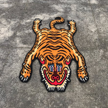 画像をギャラリービューアに読み込む, XS_402 HI-GRADE TIBETAN TIGER RUG ★ GENUINE TIBET WOOL ★ 100 KNOT ★ HANDMADE XS size  (1.5 × 2.5 ft , 75 × 45 cm)  HIMALAYAN ORANGE / 高级 西藏虎地毯  西藏羊毛 加小号 尼泊尔制造 手工艺品 门垫 / ハイグレード チベタンタイガーラグ 特小 本物 チベットウール製 カーペット ヒマラヤンオレンジ チベット絨毯 ネパール産 ハンドメイド 高級絨毯 インテリア 玄関マット