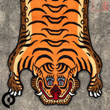 画像をギャラリービューアに読み込む, L 302 HI-GRADE TIBETAN TIGER RUG ★ GENUINE TIBET WOOL ★ 100 KNOT HANDMADE (140 × 70 cm)  HIMALAYAN ORANGE / 高级 西藏虎地毯  西藏羊毛 大号 尼泊尔制造 手工艺品 门垫 / ハイグレード チベタンタイガーラグ 大 本物 チベットウール製 カーペット ヒマラヤンオレンジ チベット絨毯 ネパール産 ハンドメイド 高級絨毯 インテリアマット
