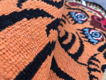 画像をギャラリービューアに読み込む, S_201 HI-GRADE TIBETAN TIGER RUG ★ GENUINE TIBET WOOL ★ 100 KNOT HANDMADE S size  (3 × 2 ft , 90 × 60 cm)  HIMALAYAN ORANGE / 高级 西藏虎地毯  西藏羊毛 小号 尼泊尔制造 手工艺品 门垫 / ハイグレード チベタンタイガーラグ 小 本物 チベットウール製 カーペット ヒマラヤンオレンジ チベット絨毯 ネパール産 ハンドメイド 高級絨毯 インテリア 玄関マット