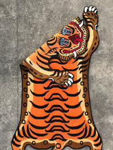 画像をギャラリービューアに読み込む, XL 501 HI-GRADE TIBETAN TIGER RUG ★ GENUINE TIBET WOOL ★ 100 KNOT HANDMADE  (180 × 90 cm)  HIMALAYAN ORANGE / 高级 西藏虎地毯  西藏羊毛 超大号 尼泊尔制造 手工艺品 门垫 / ハイグレード チベタンタイガーラグ 特大 本物 チベットウール製 カーペット ヒマラヤンオレンジ チベット絨毯 ネパール産 ハンドメイド 高級絨毯 インテリアマット