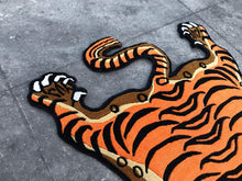 画像をギャラリービューアに読み込む, S_201 HI-GRADE TIBETAN TIGER RUG ★ GENUINE TIBET WOOL ★ 100 KNOT HANDMADE S size  (3 × 2 ft , 90 × 60 cm)  HIMALAYAN ORANGE / 高级 西藏虎地毯  西藏羊毛 小号 尼泊尔制造 手工艺品 门垫 / ハイグレード チベタンタイガーラグ 小 本物 チベットウール製 カーペット ヒマラヤンオレンジ チベット絨毯 ネパール産 ハンドメイド 高級絨毯 インテリア 玄関マット