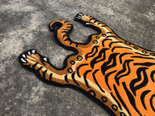 画像をギャラリービューアに読み込む, XS_403 HI-GRADE TIBETAN TIGER RUG ★ GENUINE TIBET WOOL ★ 100 KNOT ★ HANDMADE XS size  (1.5 × 2.5 ft , 75 × 45 cm)  HIMALAYAN ORANGE / 高级 西藏虎地毯  西藏羊毛 加小号 尼泊尔制造 手工艺品 门垫 / ハイグレード チベタンタイガーラグ 特小 本物 チベットウール製 カーペット ヒマラヤンオレンジ チベット絨毯 ネパール産 ハンドメイド 高級絨毯 インテリア 玄関マット