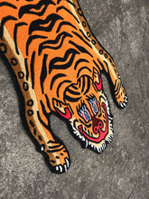 画像をギャラリービューアに読み込む, XS_403 HI-GRADE TIBETAN TIGER RUG ★ GENUINE TIBET WOOL ★ 100 KNOT ★ HANDMADE XS size  (1.5 × 2.5 ft , 75 × 45 cm)  HIMALAYAN ORANGE / 高级 西藏虎地毯  西藏羊毛 加小号 尼泊尔制造 手工艺品 门垫 / ハイグレード チベタンタイガーラグ 特小 本物 チベットウール製 カーペット ヒマラヤンオレンジ チベット絨毯 ネパール産 ハンドメイド 高級絨毯 インテリア 玄関マット