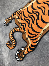 画像をギャラリービューアに読み込む, L 302 HI-GRADE TIBETAN TIGER RUG ★ GENUINE TIBET WOOL ★ 100 KNOT HANDMADE (140 × 70 cm)  HIMALAYAN ORANGE / 高级 西藏虎地毯  西藏羊毛 大号 尼泊尔制造 手工艺品 门垫 / ハイグレード チベタンタイガーラグ 大 本物 チベットウール製 カーペット ヒマラヤンオレンジ チベット絨毯 ネパール産 ハンドメイド 高級絨毯 インテリアマット