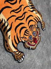 画像をギャラリービューアに読み込む, L 302 HI-GRADE TIBETAN TIGER RUG ★ GENUINE TIBET WOOL ★ 100 KNOT HANDMADE (140 × 70 cm)  HIMALAYAN ORANGE / 高级 西藏虎地毯  西藏羊毛 大号 尼泊尔制造 手工艺品 门垫 / ハイグレード チベタンタイガーラグ 大 本物 チベットウール製 カーペット ヒマラヤンオレンジ チベット絨毯 ネパール産 ハンドメイド 高級絨毯 インテリアマット