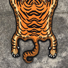 画像をギャラリービューアに読み込む, XS_402 HI-GRADE TIBETAN TIGER RUG ★ GENUINE TIBET WOOL ★ 100 KNOT ★ HANDMADE XS size  (1.5 × 2.5 ft , 75 × 45 cm)  HIMALAYAN ORANGE / 高级 西藏虎地毯  西藏羊毛 加小号 尼泊尔制造 手工艺品 门垫 / ハイグレード チベタンタイガーラグ 特小 本物 チベットウール製 カーペット ヒマラヤンオレンジ チベット絨毯 ネパール産 ハンドメイド 高級絨毯 インテリア 玄関マット