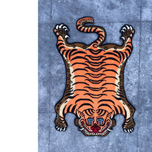 画像をギャラリービューアに読み込む, S_201 HI-GRADE TIBETAN TIGER RUG ★ GENUINE TIBET WOOL ★ 100 KNOT HANDMADE S size  (3 × 2 ft , 90 × 60 cm)  HIMALAYAN ORANGE / 高级 西藏虎地毯  西藏羊毛 小号 尼泊尔制造 手工艺品 门垫 / ハイグレード チベタンタイガーラグ 小 本物 チベットウール製 カーペット ヒマラヤンオレンジ チベット絨毯 ネパール産 ハンドメイド 高級絨毯 インテリア 玄関マット