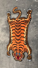 画像をギャラリービューアに読み込む, XL 501 HI-GRADE TIBETAN TIGER RUG ★ GENUINE TIBET WOOL ★ 100 KNOT HANDMADE  (180 × 90 cm)  HIMALAYAN ORANGE / 高级 西藏虎地毯  西藏羊毛 超大号 尼泊尔制造 手工艺品 门垫 / ハイグレード チベタンタイガーラグ 特大 本物 チベットウール製 カーペット ヒマラヤンオレンジ チベット絨毯 ネパール産 ハンドメイド 高級絨毯 インテリアマット