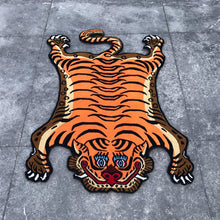 画像をギャラリービューアに読み込む, S_201 HI-GRADE TIBETAN TIGER RUG ★ GENUINE TIBET WOOL ★ 100 KNOT HANDMADE S size  (3 × 2 ft , 90 × 60 cm)  HIMALAYAN ORANGE / 高级 西藏虎地毯  西藏羊毛 小号 尼泊尔制造 手工艺品 门垫 / ハイグレード チベタンタイガーラグ 小 本物 チベットウール製 カーペット ヒマラヤンオレンジ チベット絨毯 ネパール産 ハンドメイド 高級絨毯 インテリア 玄関マット
