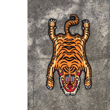 画像をギャラリービューアに読み込む, XS_402 HI-GRADE TIBETAN TIGER RUG ★ GENUINE TIBET WOOL ★ 100 KNOT ★ HANDMADE XS size  (1.5 × 2.5 ft , 75 × 45 cm)  HIMALAYAN ORANGE / 高级 西藏虎地毯  西藏羊毛 加小号 尼泊尔制造 手工艺品 门垫 / ハイグレード チベタンタイガーラグ 特小 本物 チベットウール製 カーペット ヒマラヤンオレンジ チベット絨毯 ネパール産 ハンドメイド 高級絨毯 インテリア 玄関マット