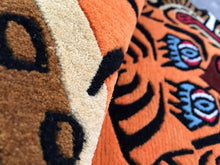 画像をギャラリービューアに読み込む, S_201 HI-GRADE TIBETAN TIGER RUG ★ GENUINE TIBET WOOL ★ 100 KNOT HANDMADE S size  (3 × 2 ft , 90 × 60 cm)  HIMALAYAN ORANGE / 高级 西藏虎地毯  西藏羊毛 小号 尼泊尔制造 手工艺品 门垫 / ハイグレード チベタンタイガーラグ 小 本物 チベットウール製 カーペット ヒマラヤンオレンジ チベット絨毯 ネパール産 ハンドメイド 高級絨毯 インテリア 玄関マット