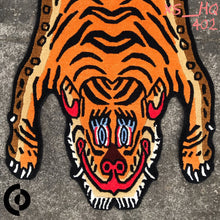 画像をギャラリービューアに読み込む, XS_402 HI-GRADE TIBETAN TIGER RUG ★ GENUINE TIBET WOOL ★ 100 KNOT ★ HANDMADE XS size  (1.5 × 2.5 ft , 75 × 45 cm)  HIMALAYAN ORANGE / 高级 西藏虎地毯  西藏羊毛 加小号 尼泊尔制造 手工艺品 门垫 / ハイグレード チベタンタイガーラグ 特小 本物 チベットウール製 カーペット ヒマラヤンオレンジ チベット絨毯 ネパール産 ハンドメイド 高級絨毯 インテリア 玄関マット