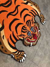画像をギャラリービューアに読み込む, XL 501 HI-GRADE TIBETAN TIGER RUG ★ GENUINE TIBET WOOL ★ 100 KNOT HANDMADE  (180 × 90 cm)  HIMALAYAN ORANGE / 高级 西藏虎地毯  西藏羊毛 超大号 尼泊尔制造 手工艺品 门垫 / ハイグレード チベタンタイガーラグ 特大 本物 チベットウール製 カーペット ヒマラヤンオレンジ チベット絨毯 ネパール産 ハンドメイド 高級絨毯 インテリアマット