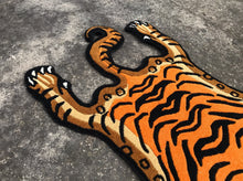画像をギャラリービューアに読み込む, XS_402 HI-GRADE TIBETAN TIGER RUG ★ GENUINE TIBET WOOL ★ 100 KNOT ★ HANDMADE XS size  (1.5 × 2.5 ft , 75 × 45 cm)  HIMALAYAN ORANGE / 高级 西藏虎地毯  西藏羊毛 加小号 尼泊尔制造 手工艺品 门垫 / ハイグレード チベタンタイガーラグ 特小 本物 チベットウール製 カーペット ヒマラヤンオレンジ チベット絨毯 ネパール産 ハンドメイド 高級絨毯 インテリア 玄関マット