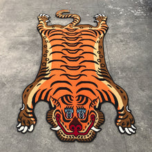 画像をギャラリービューアに読み込む, XL 501 HI-GRADE TIBETAN TIGER RUG ★ GENUINE TIBET WOOL ★ 100 KNOT HANDMADE  (180 × 90 cm)  HIMALAYAN ORANGE / 高级 西藏虎地毯  西藏羊毛 超大号 尼泊尔制造 手工艺品 门垫 / ハイグレード チベタンタイガーラグ 特大 本物 チベットウール製 カーペット ヒマラヤンオレンジ チベット絨毯 ネパール産 ハンドメイド 高級絨毯 インテリアマット