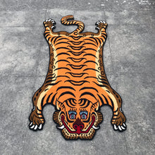 画像をギャラリービューアに読み込む, L 302 HI-GRADE TIBETAN TIGER RUG ★ GENUINE TIBET WOOL ★ 100 KNOT HANDMADE (140 × 70 cm)  HIMALAYAN ORANGE / 高级 西藏虎地毯  西藏羊毛 大号 尼泊尔制造 手工艺品 门垫 / ハイグレード チベタンタイガーラグ 大 本物 チベットウール製 カーペット ヒマラヤンオレンジ チベット絨毯 ネパール産 ハンドメイド 高級絨毯 インテリアマット
