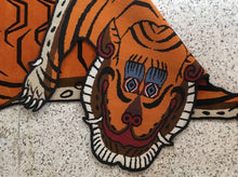 画像をギャラリービューアに読み込む, XL WOOL ★ TIBETAN TIGER RUG HIMALAYAN ORANGE / チベタンタイガーラグ 大 ヴィスコース製 ヒマラヤンオレンジ ネパール産 本物 チベット絨毯 虎柄 フロアマット 手織り ハンドクラフト インテリア カーペット 通販