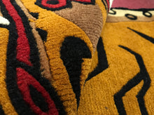 画像をギャラリービューアに読み込む, L 9687 WOOL ★ TIBETAN TIGER RUG HIMALAYAN BROWN / チベタンタイガーラグ 大 ウール製 ヒマラヤンブラウン 茶色 ネパール産 本物 チベット絨毯 虎柄 フロアマット ハンドクラフト インテリア カーペット 通販