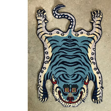 画像をギャラリービューアに読み込む, S 9697 WOOL ★ TIBETAN TIGER RUG SPECIAL LIMITED EDITION HIMALAYAN AQUERIUS BLUE / チベタンタイガーラグ 小 ヒマラヤンアクエリアスブルー ネパール産 本物 チベット絨毯 虎柄 玄関マット インテリア カーペット 通販