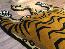 画像をギャラリービューアに読み込む, L9646 WOOL ★ TIBETAN TIGER RUG HIMALAYAN BROWN / チベタンタイガーラグ 大 ヒマラヤンブラウン ネパール産 本物 チベット絨毯 虎柄 フロアマット インテリア カーペット