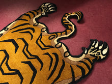 画像をギャラリービューアに読み込む, L 9687 WOOL ★ TIBETAN TIGER RUG HIMALAYAN BROWN / チベタンタイガーラグ 大 ウール製 ヒマラヤンブラウン 茶色 ネパール産 本物 チベット絨毯 虎柄 フロアマット ハンドクラフト インテリア カーペット 通販