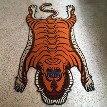 画像をギャラリービューアに読み込む, XL WOOL ★ TIBETAN TIGER RUG HIMALAYAN ORANGE / チベタンタイガーラグ 大 ヴィスコース製 ヒマラヤンオレンジ ネパール産 本物 チベット絨毯 虎柄 フロアマット 手織り ハンドクラフト インテリア カーペット 通販