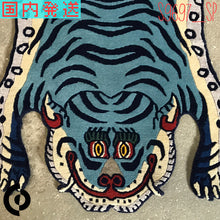 画像をギャラリービューアに読み込む, S 9697 WOOL ★ TIBETAN TIGER RUG SPECIAL LIMITED EDITION HIMALAYAN AQUERIUS BLUE / チベタンタイガーラグ 小 ヒマラヤンアクエリアスブルー ネパール産 本物 チベット絨毯 虎柄 玄関マット インテリア カーペット 通販
