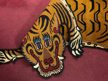 画像をギャラリービューアに読み込む, L 9687 WOOL ★ TIBETAN TIGER RUG HIMALAYAN BROWN / チベタンタイガーラグ 大 ウール製 ヒマラヤンブラウン 茶色 ネパール産 本物 チベット絨毯 虎柄 フロアマット ハンドクラフト インテリア カーペット 通販