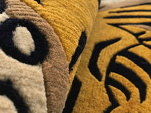 画像をギャラリービューアに読み込む, S YP WOOL ★ TIBETAN TIGER RUG HIMALAYAN LIGHT YELLOW / チベタンタイガーラグ 小 ヒマラヤンライトイエロー ネパール産 本物 チベット絨毯 虎柄 玄関マット インテリア カーペット